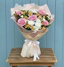 Букет цветов из:  Гвоздики, Орхидеи и Розы в Нововеличковской