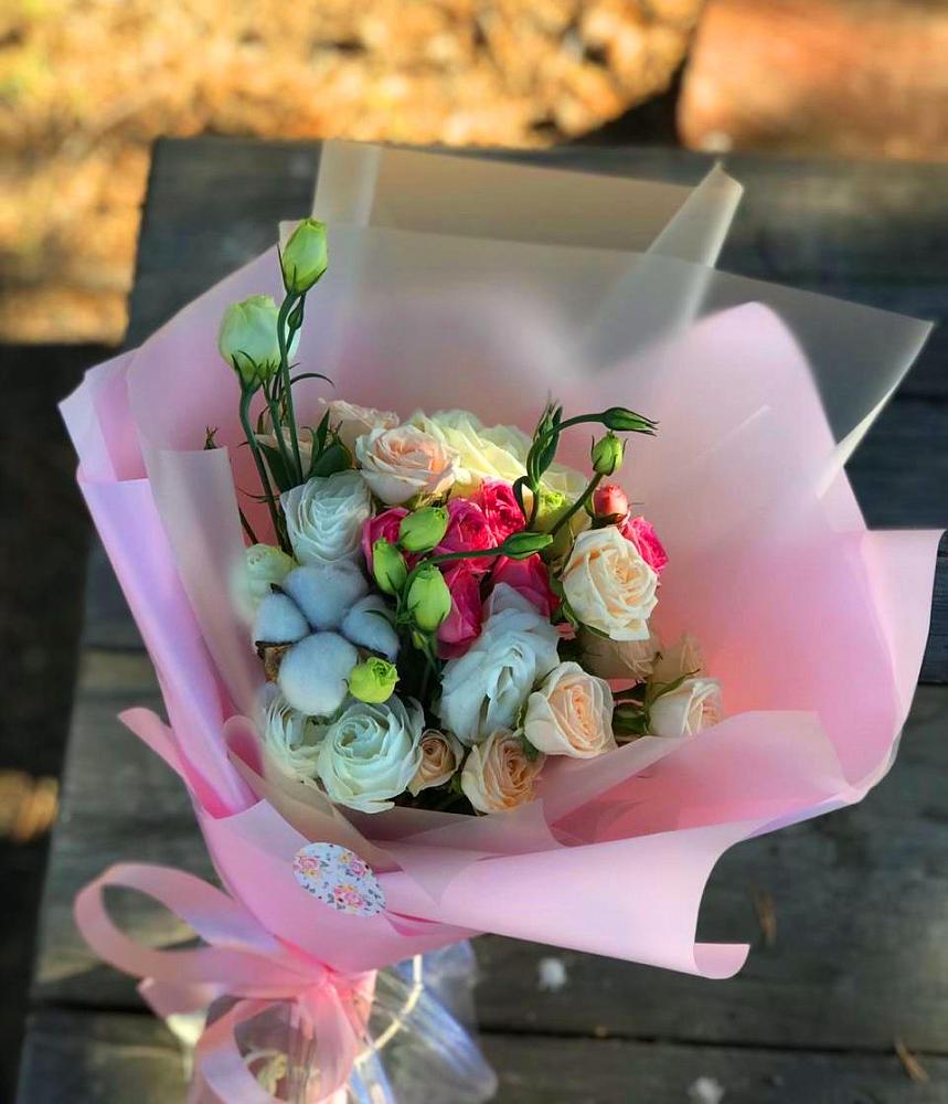 Букет цветов из: Розы и Лизиантусы в Нововеличковской