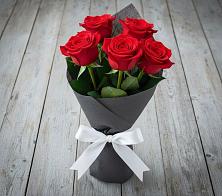 Букет 5 Красных роз Эдлесс Лав в Нововеличковской