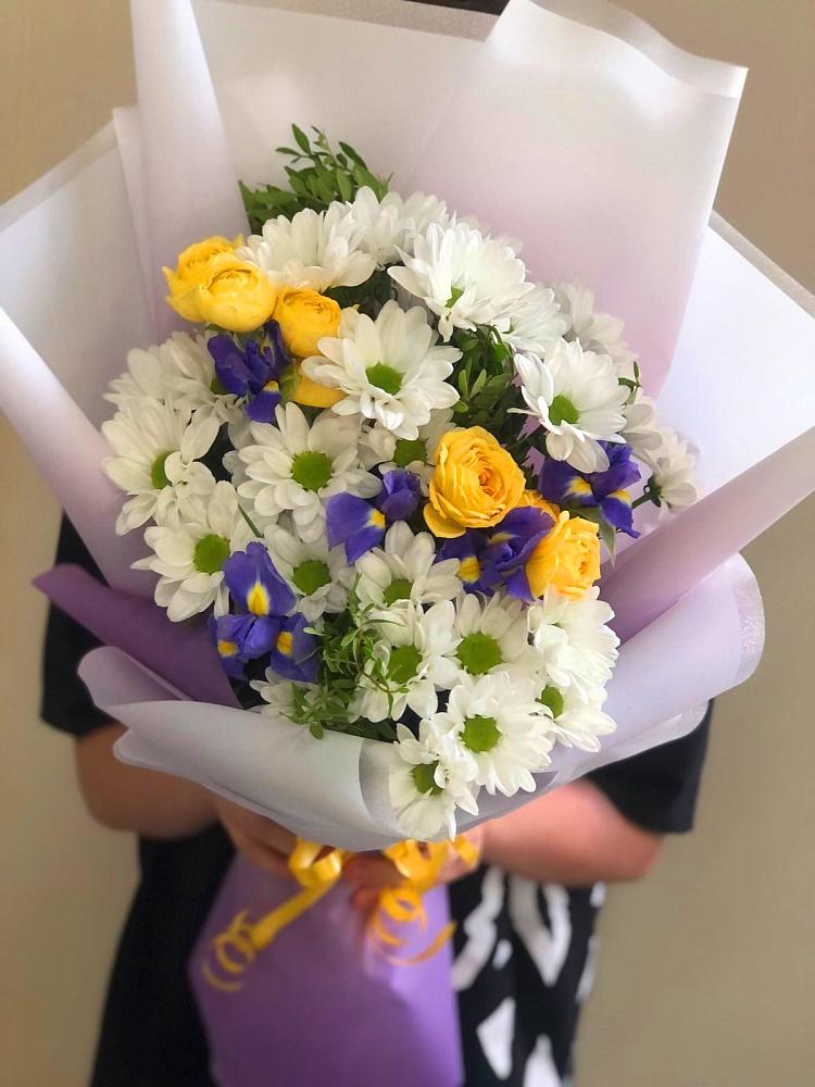 Букет цветов из: Ирисы, Хризантемы и Розы в Нововеличковской