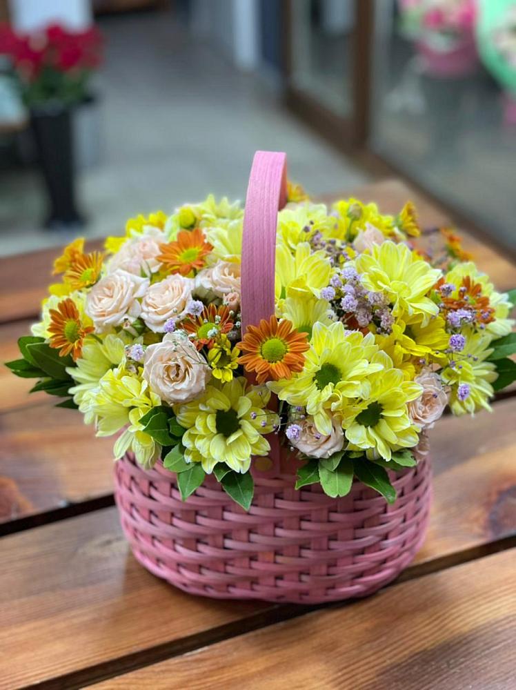 Цветочная композиция из Хризантемы и Розы в корзине в Нововеличковской
