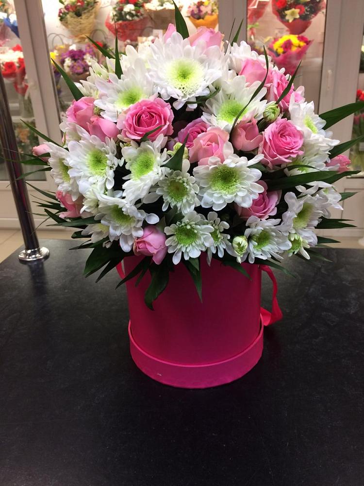 Цветочная композиция из Розы и Хризантемы в шляпной коробке в Нововеличковской