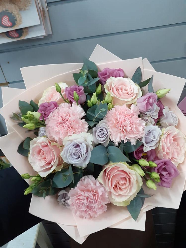 Букет цветов из: Розы, Гвоздики и Лизиантусы в Нововеличковской