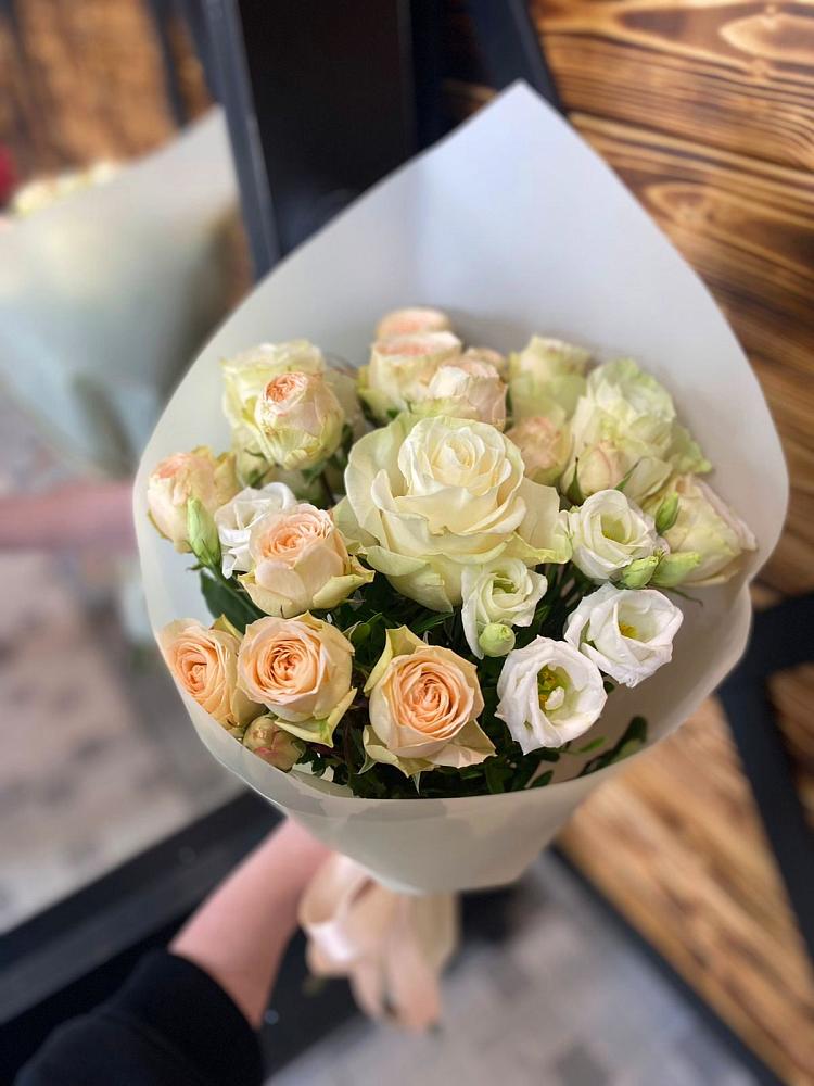 Букет цветов из: Розы и Лизиантусы в Нововеличковской